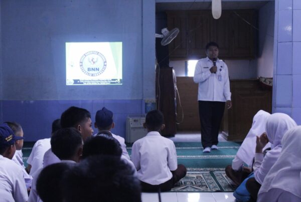 Sosialisasi Bahaya Penyalahgunaan dan Peredaran Gelap Narkotika pada Pengenalan Lingkungan Sekolah (PLS) di SMPN 1 Kubung